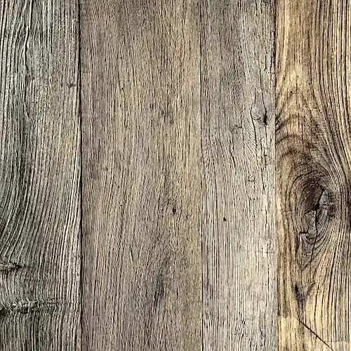 Une image en gros plan d’un mur en bois de châtaignier.