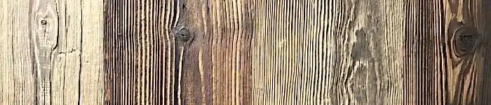 Un gros plan d'une surface en bois rustique avec des nœuds.