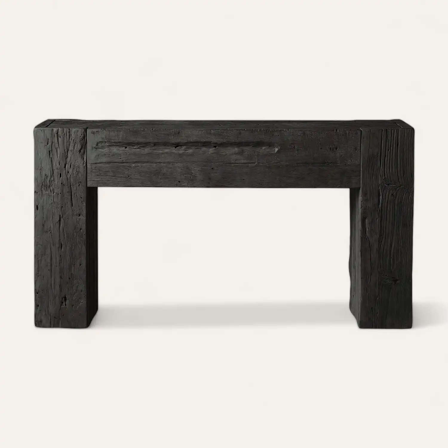 Une console rectangulaire en bois noir au design minimaliste. La surface et les pieds présentent un grain et une texture de bois visibles, rappelant le savoir-faire artisanal de la console en bois.