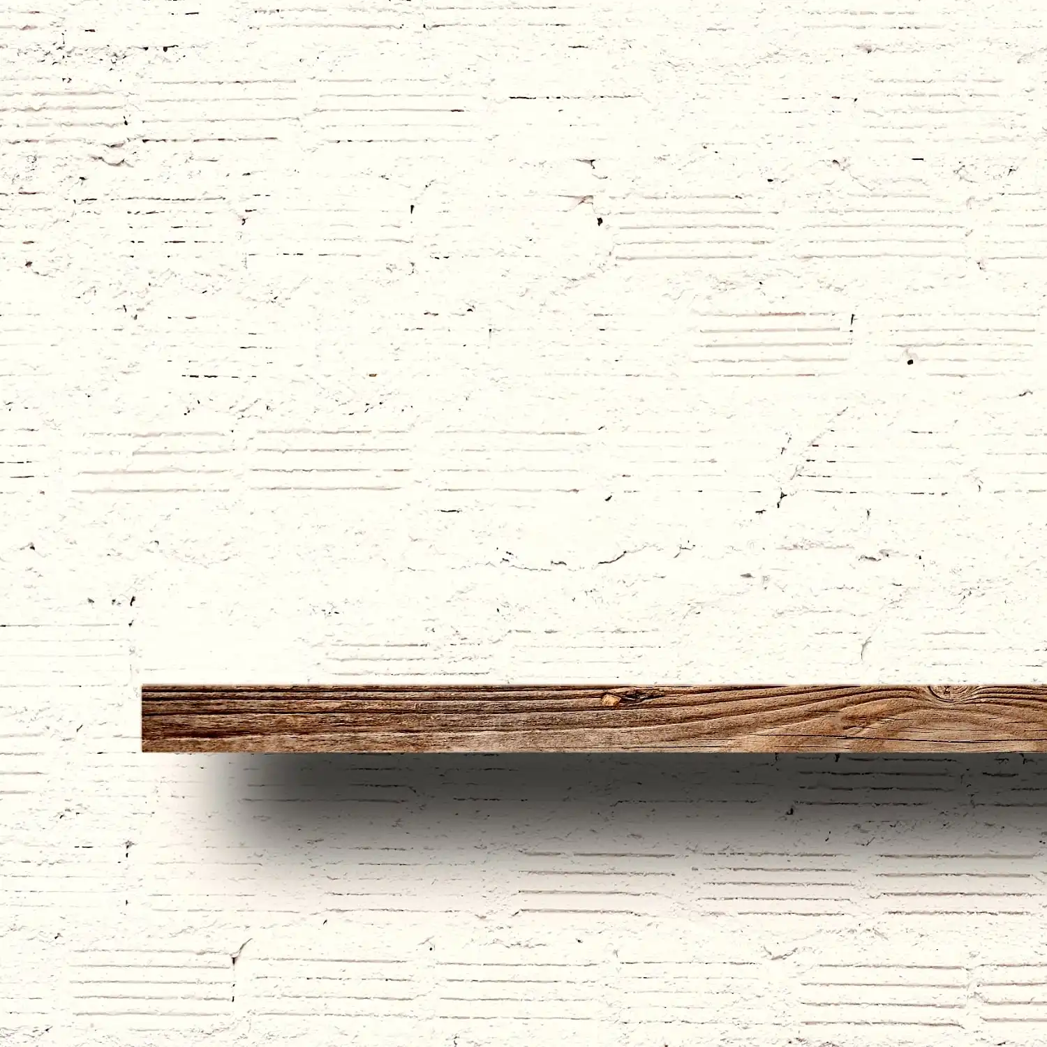 Une seule étagère en bois est montée sur un mur de briques blanches légèrement texturées, rappelant une étagère en bois ancienne. Les ombres tombent de l'étagère sur le mur en dessous.
