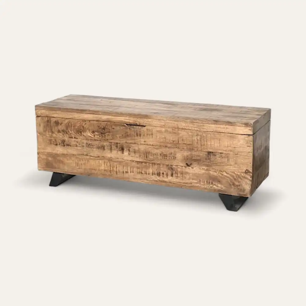 Coffre de rangement rectangulaire en bois au fini naturel et aux pieds anguleux noirs, dégageant le charme d'un meuble en bois ancien, sur un fond uni.