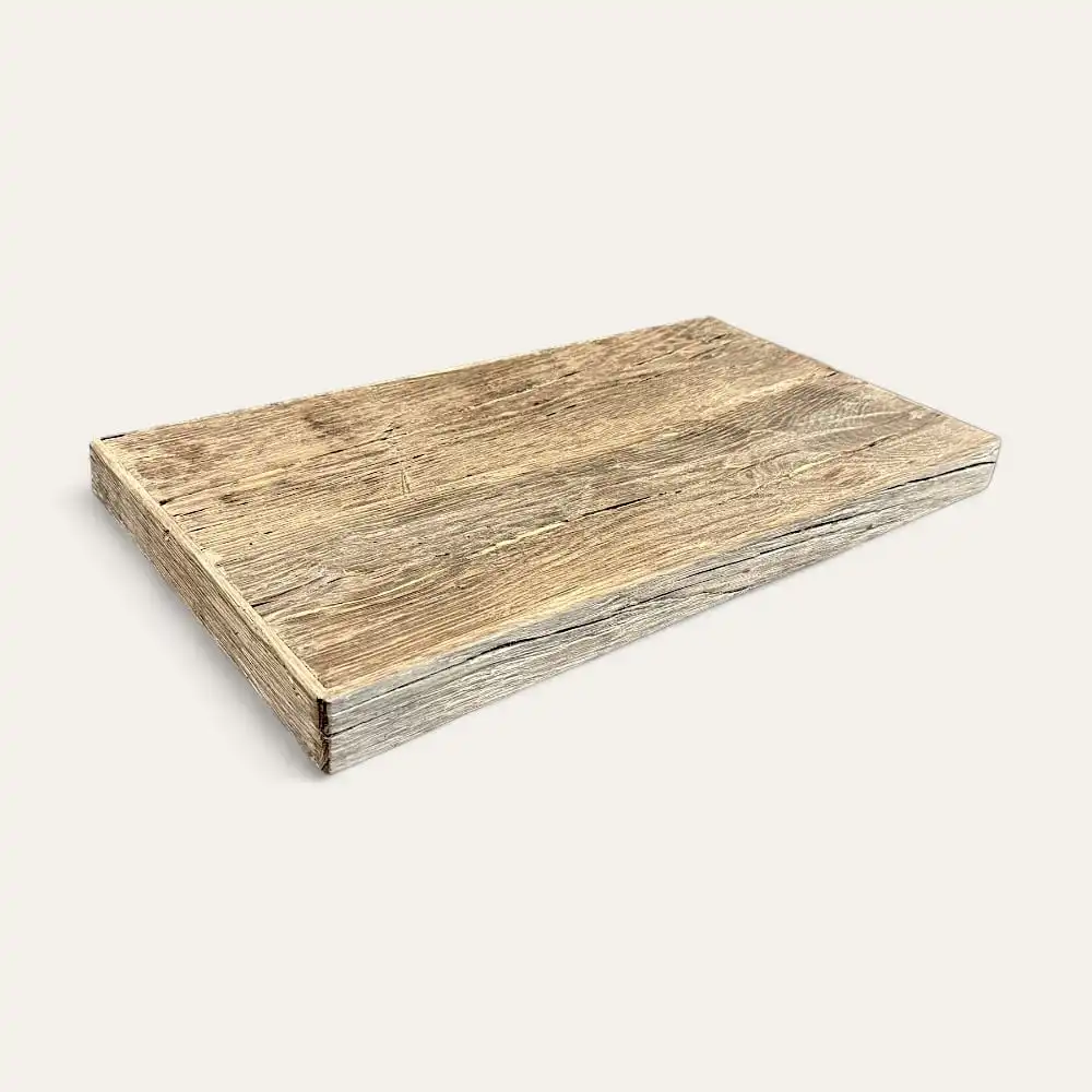  Une planche de bois rectangulaire à la texture naturelle et rustique sur fond blanc uni, rappelant une étagère en bois ancienne. 
