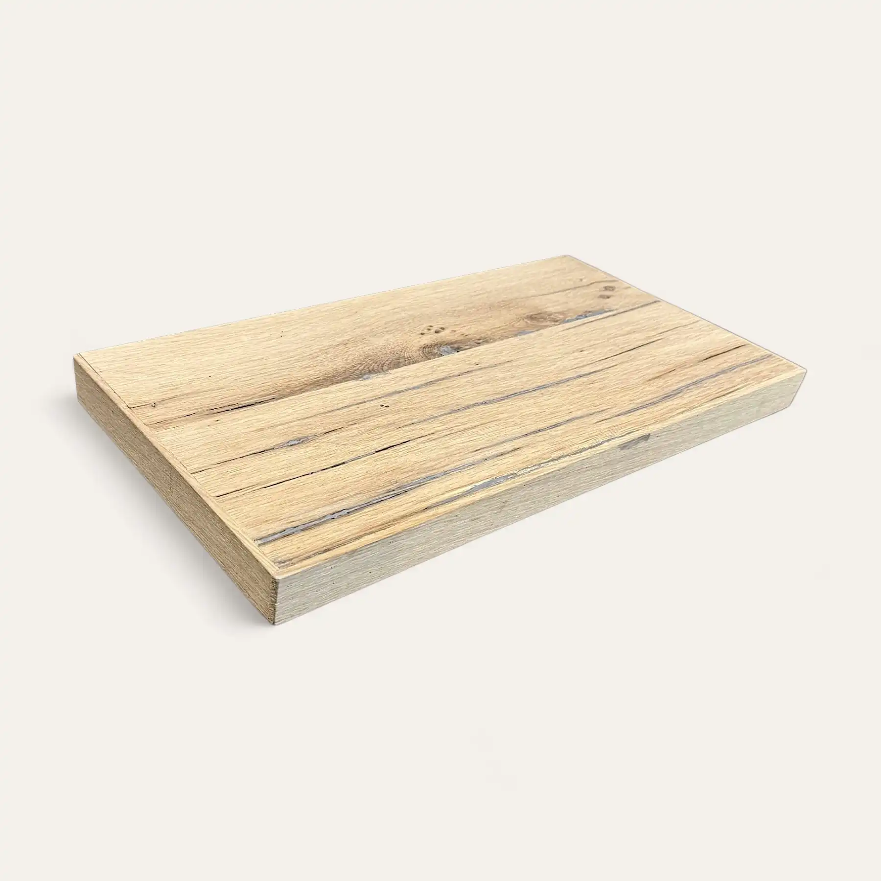  Planche à découper rectangulaire en bois avec une finition en bois clair et naturel et des motifs de grains de bois visibles, rappelant une étagère en bois ancien, posés sur un fond blanc. 