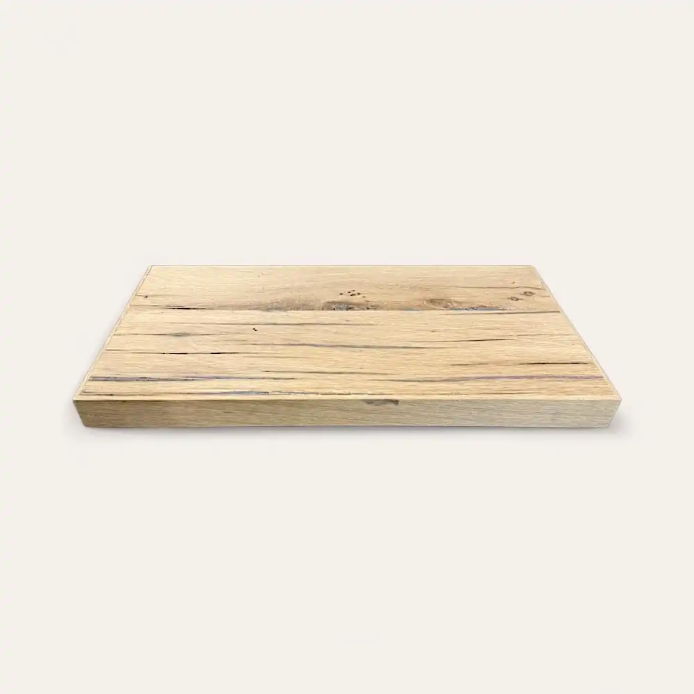  Une planche de bois rectangulaire à la finition claire et naturelle et aux lignes de veinage visibles, rappelant une étagère en bois ancien, reposant sur un fond neutre. 