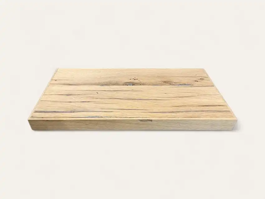 Une planche de bois rectangulaire à la finition claire et naturelle et aux lignes de veinage visibles, rappelant une étagère en bois ancien, reposant sur un fond neutre.