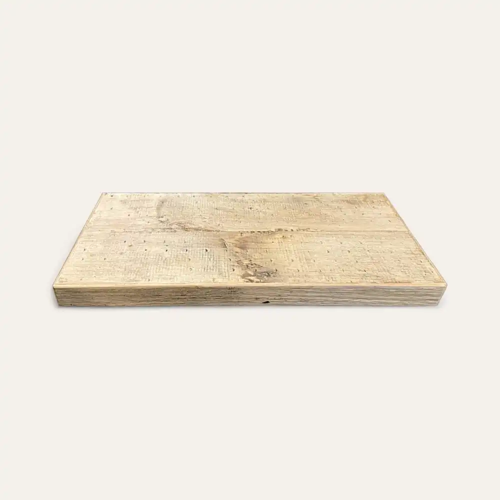 Une planche à découper rectangulaire en bois avec un motif de grain de bois naturel, rappelant une étagère en bois ancien, sur un fond uni. 