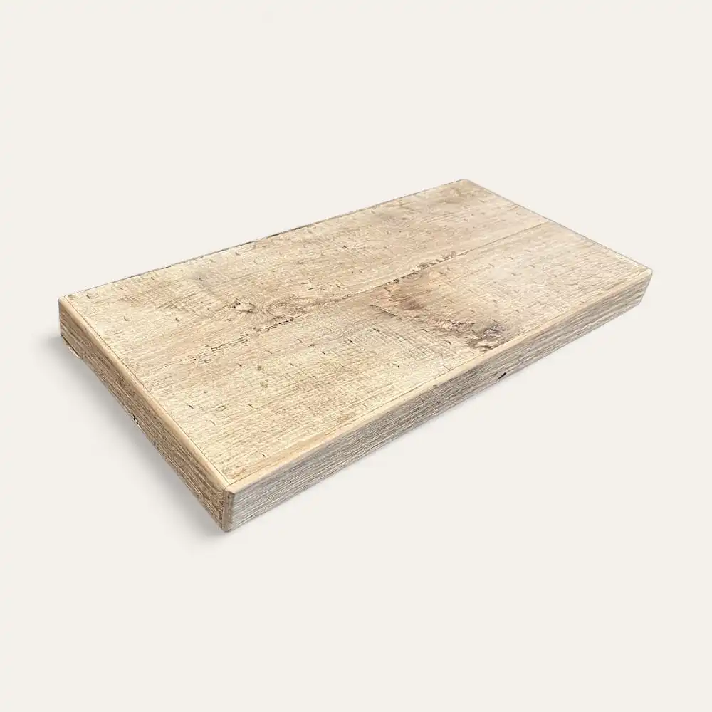  Un morceau rectangulaire de planche de bois patiné de couleur claire, rappelant une étagère en bois ancien, posé sur un fond blanc uni. 