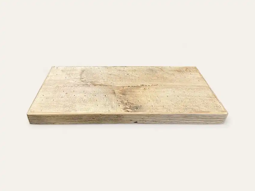 Une planche à découper rectangulaire en bois avec un motif de grain de bois naturel, rappelant une étagère en bois ancien, sur un fond uni.