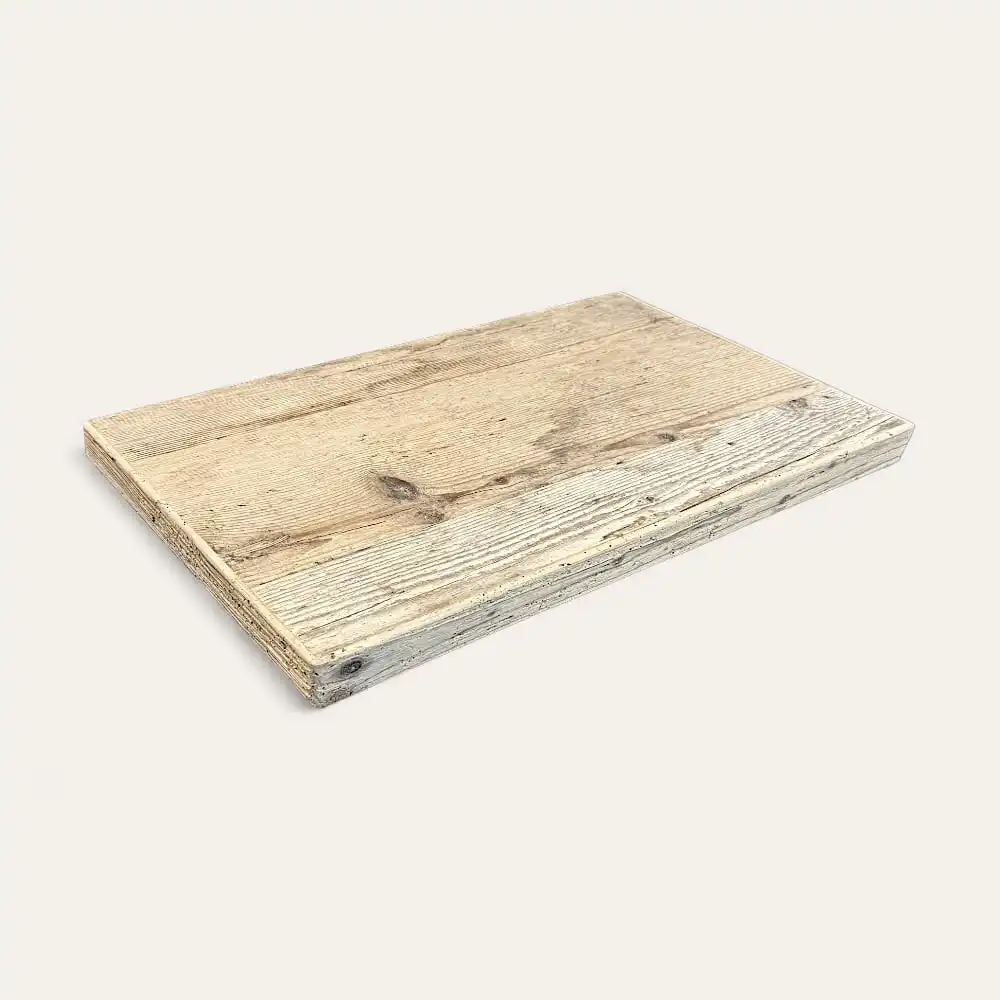  Une planche de bois rectangulaire patinée avec des veines et des nœuds visibles, rappelant une étagère en bois ancien, placée sur un fond uni blanc cassé. 