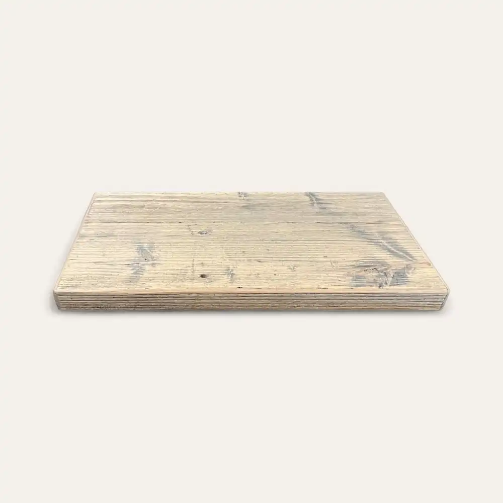  Une planche à découper rectangulaire en bois aux motifs de grains visibles et de légères marques d'usure, posée sur un fond blanc uni, évoque le charme d'une étagère rustique. 