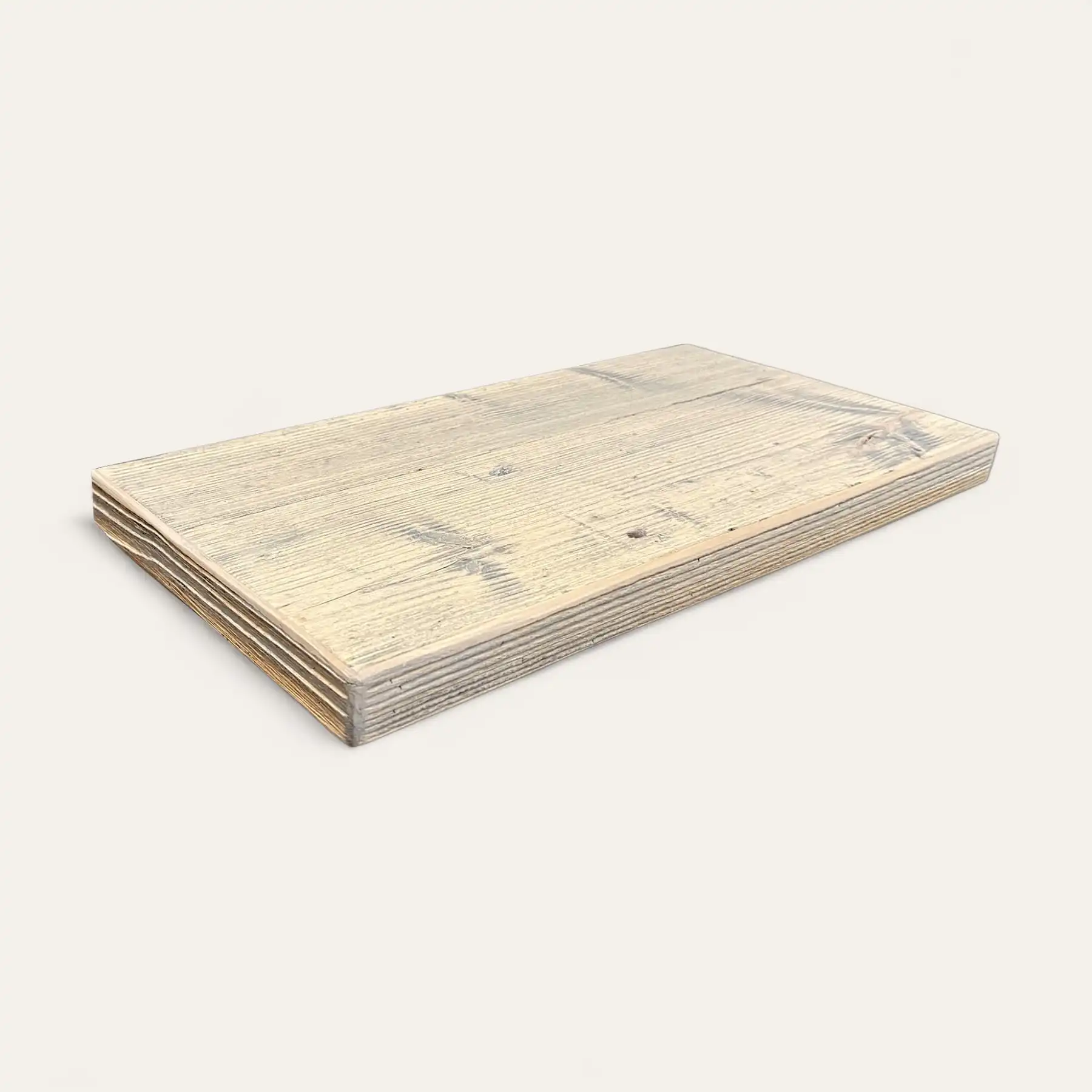  Un morceau rectangulaire de planche de bois de couleur claire avec des motifs de grains visibles, rappelant une étagère rustique, posé sur un fond uni. 