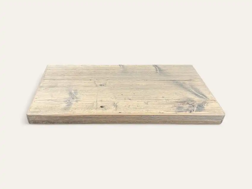 Une planche à découper rectangulaire en bois aux motifs de grains visibles et de légères marques d'usure, posée sur un fond blanc uni, évoque le charme d'une étagère rustique.