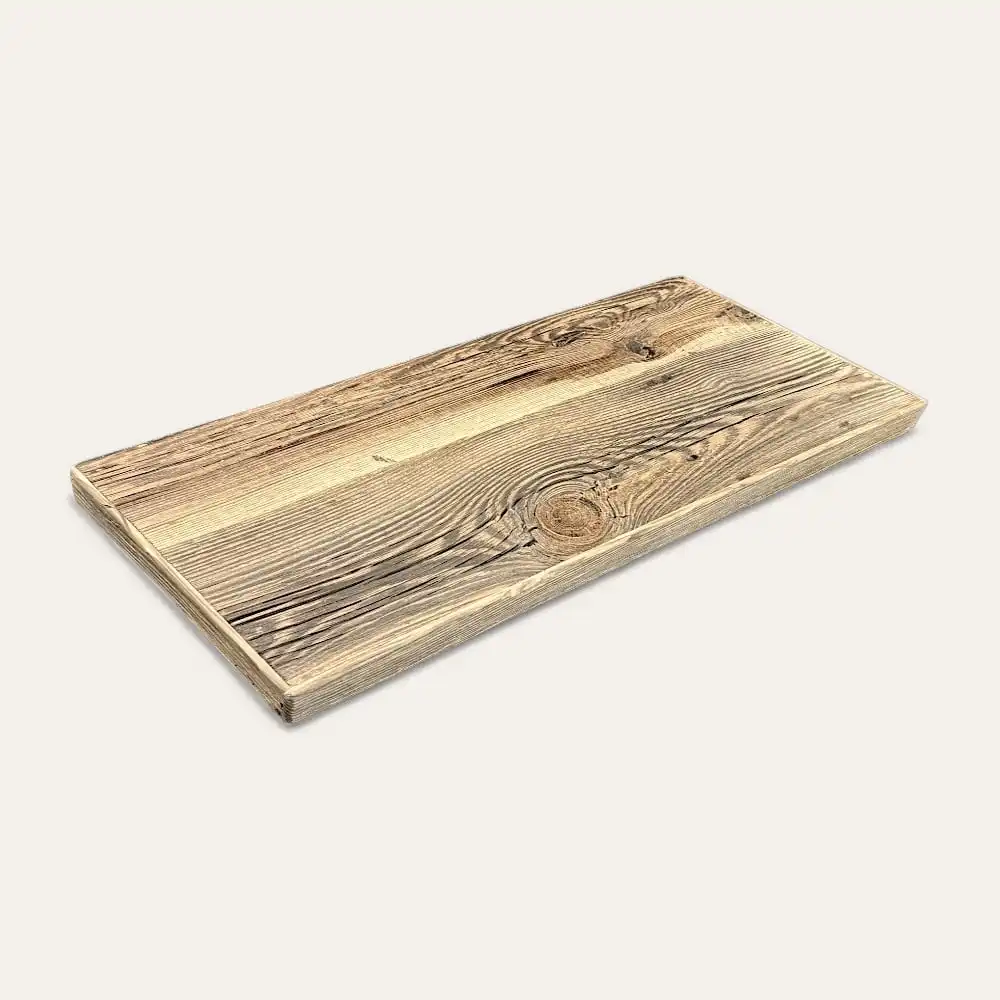  Une planche de bois rectangulaire aux veinures apparentes, ressemblant à une étagère en bois ancien, sur un fond uni de couleur claire. 