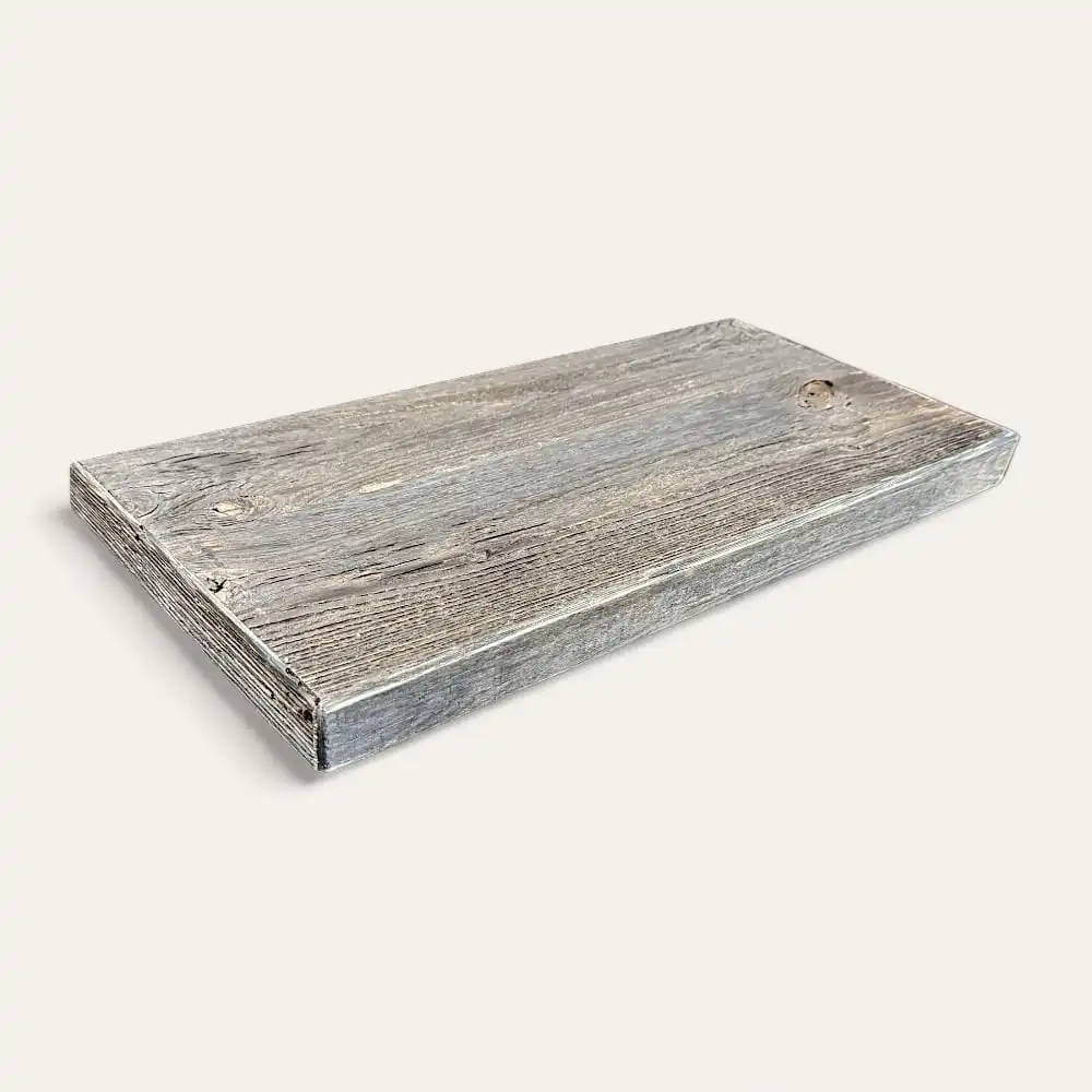  Un morceau rectangulaire de planche de bois patiné avec des grains et des nœuds visibles, rappelant une étagère en bois rustique, présenté sur un fond blanc uni. 