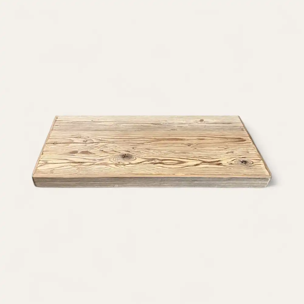  Une planche à découper rectangulaire en bois aux motifs de grains visibles est élégamment exposée sur un fond uni et clair, rappelant le charme minimaliste d'une étagère rustique. 