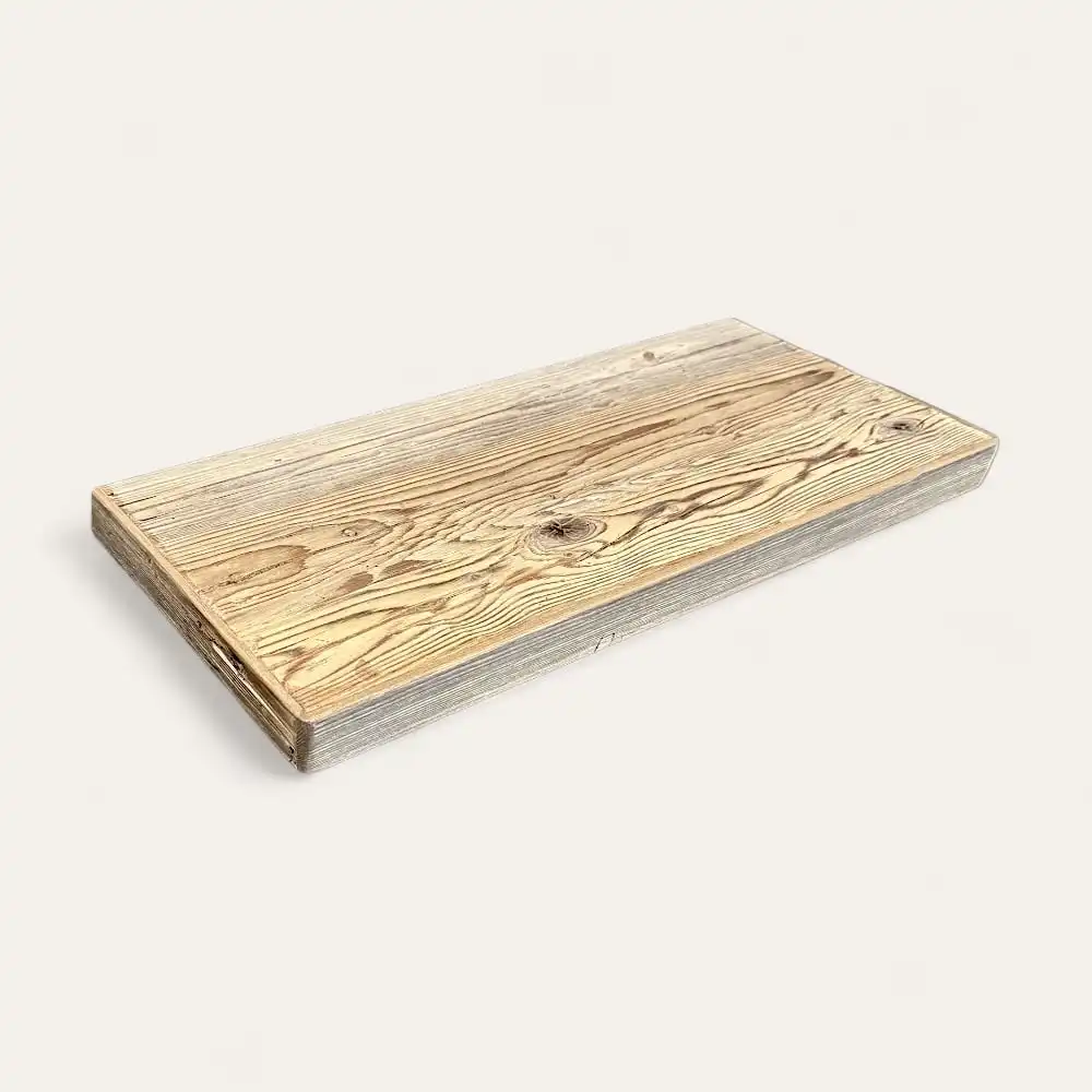  Une planche de bois rectangulaire à la finition claire, présentant des motifs de grains et de nœuds visibles, rappelant le vieux bois, posée sur un fond blanc. 