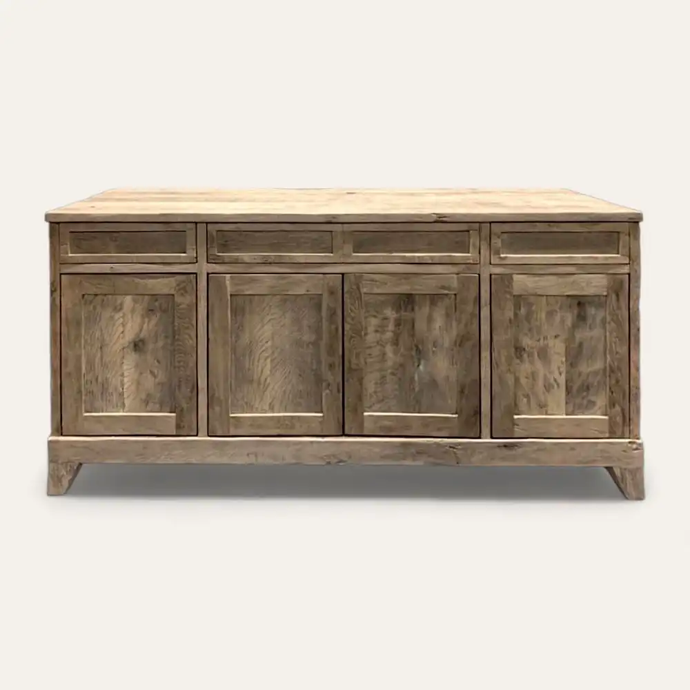  Un buffet rustique en bois avec quatre portes d'armoire et trois tiroirs, doté d'une finition simple et naturelle, évoque le charme intemporel d'un meuble en bois ancien. 