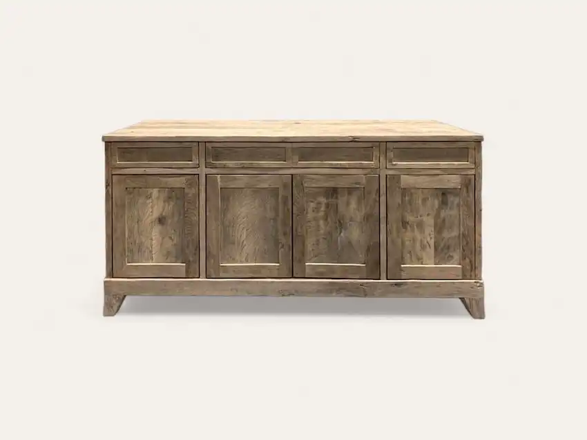 Un buffet rustique en bois avec quatre portes d'armoire et trois tiroirs, doté d'une finition simple et naturelle, évoque le charme intemporel d'un meuble en bois ancien.