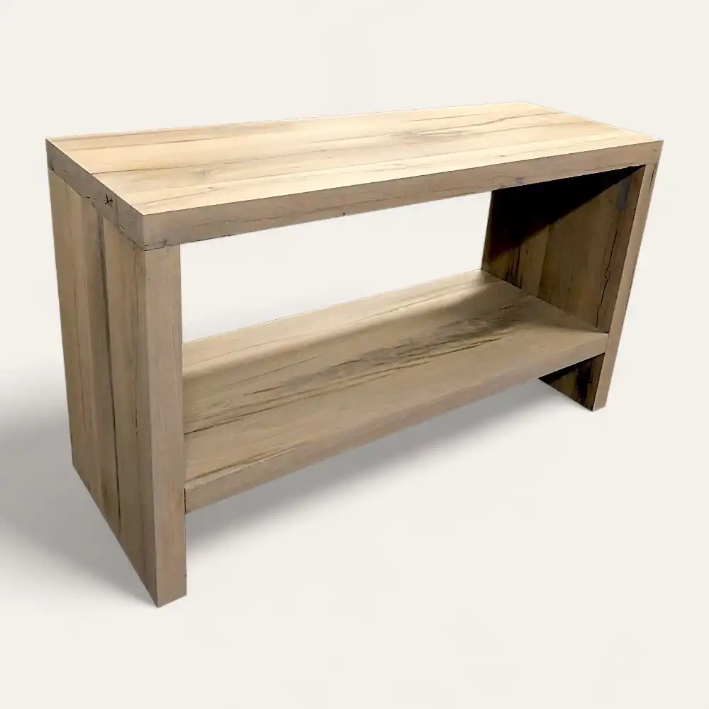  Une table console rustique à deux niveaux en bois avec une finition naturelle, dotée d'une étagère supérieure et inférieure rectangulaire, parfaite comme meuble de salle de bain rustique. 