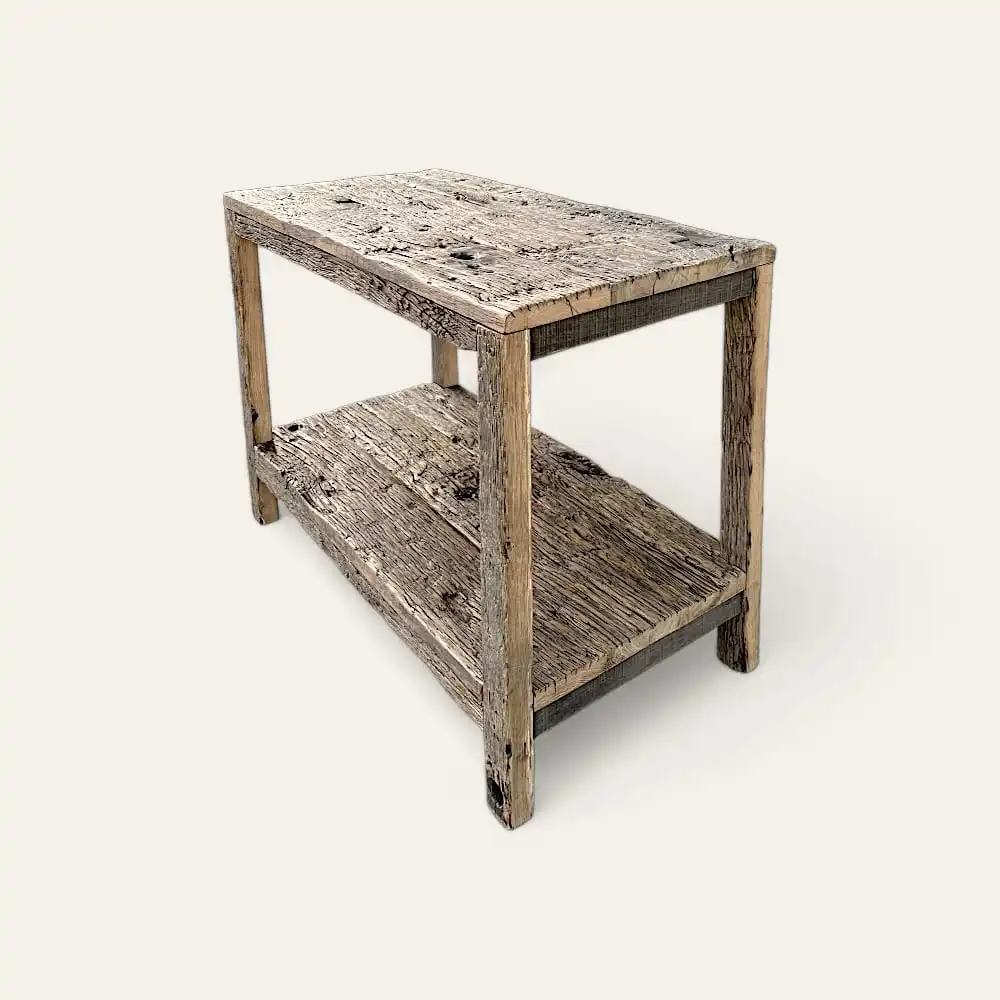  Meuble rustique, cette table rustique en bois présente une conception à deux niveaux avec une surface usée et patinée et un grain de bois visible, debout fièrement sur quatre pieds robustes. 