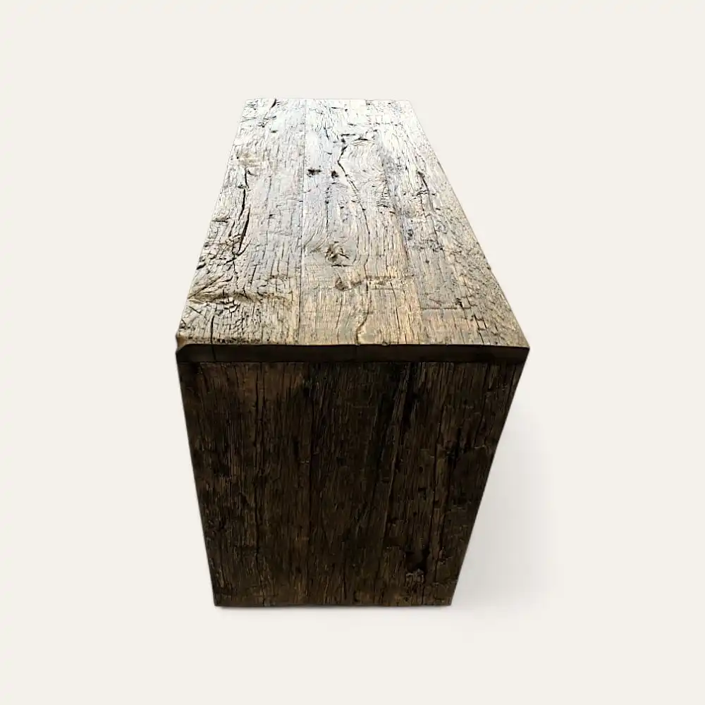  Un banc rectangulaire en bois réalisé à partir d'une seule pièce de meuble fond de wagon rustique, sur un fond blanc uni. 