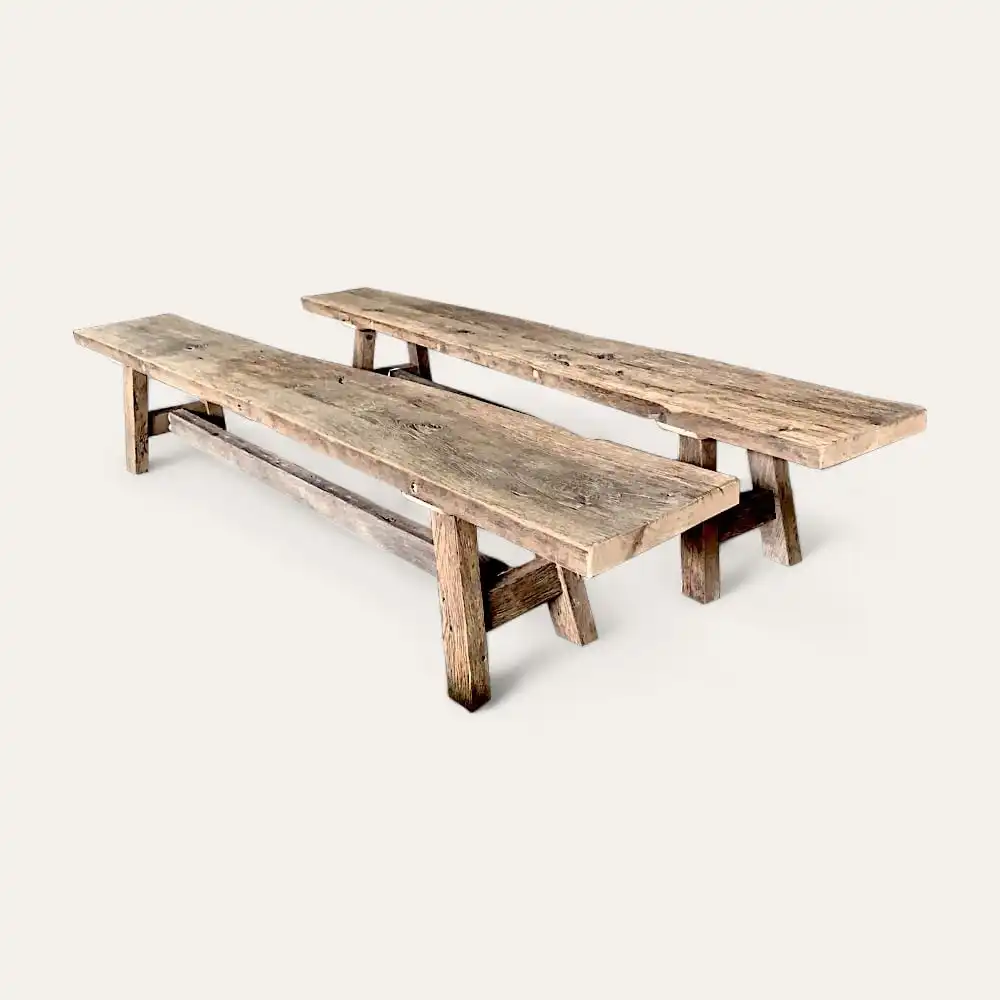  Un banc rectangulaire en bois réalisé à partir d'une seule pièce de meuble fond de wagon rustique, sur un fond blanc uni. 