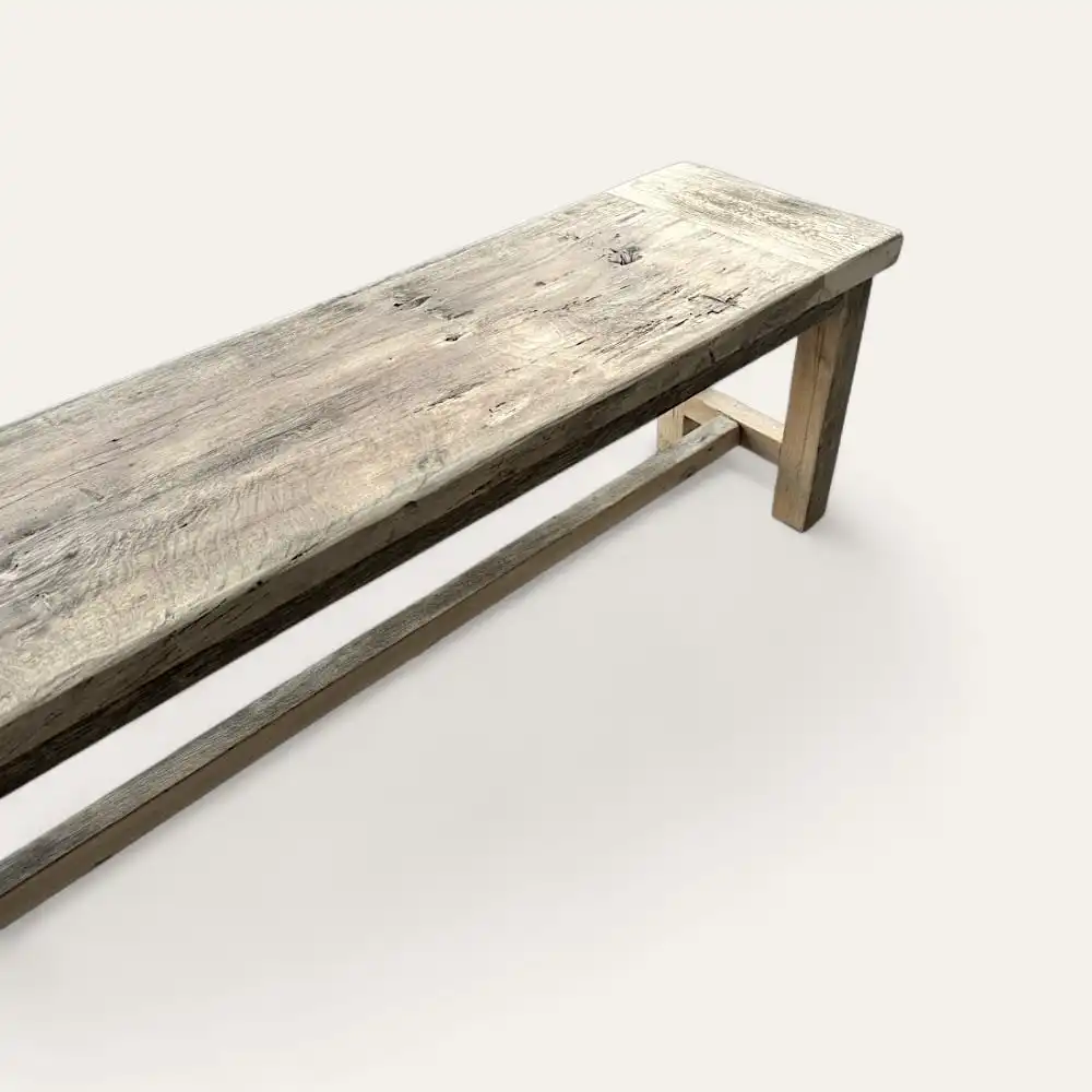  Un banc en bois d'apparence rustique, doté d'une finition patinée et de pieds simples et robustes ; incarnant véritablement le charme d'un banc rustique. 