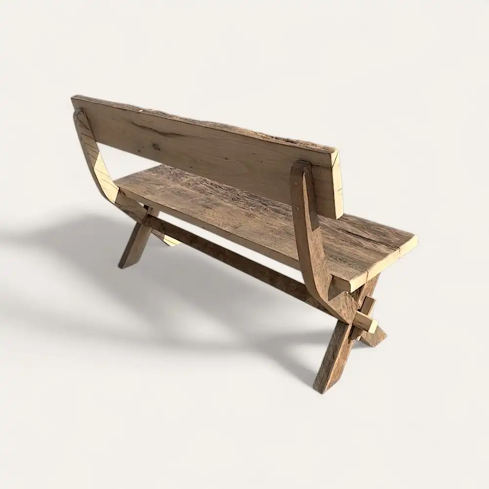  Un banc en bois rustique avec un dossier et un design simple, placé sur un fond uni, dégage un charme intemporel. Ce banc rustique apporte une touche d'élégance champêtre à n'importe quel décor. 