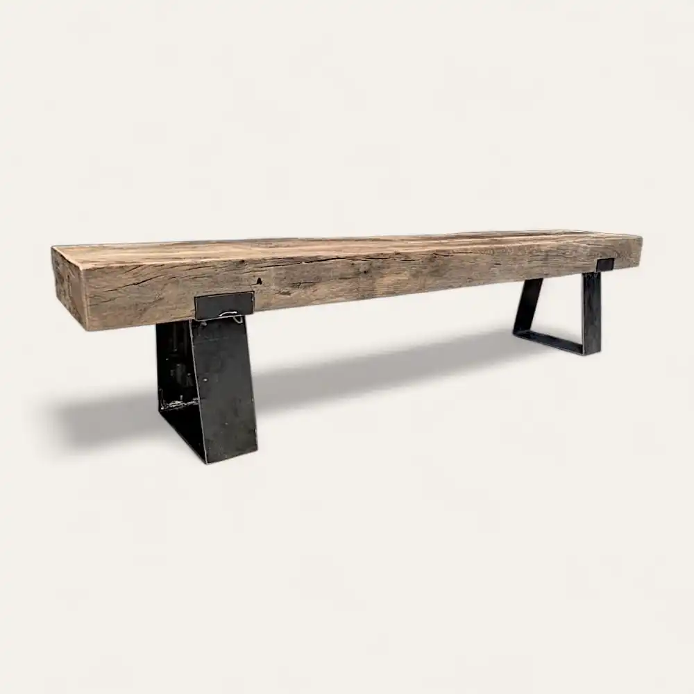  Un simple banc en bois d'aspect rustique, soutenu par deux pieds en métal, évoque le charme d'un banc rustique. 