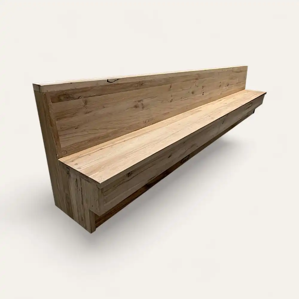  Un long banc en bois de couleur claire avec un dossier. Le design simpliste du banc bois ancien semble être autonome sur un fond neutre, mêlant sans effort un attrait intemporel au minimalisme moderne. 