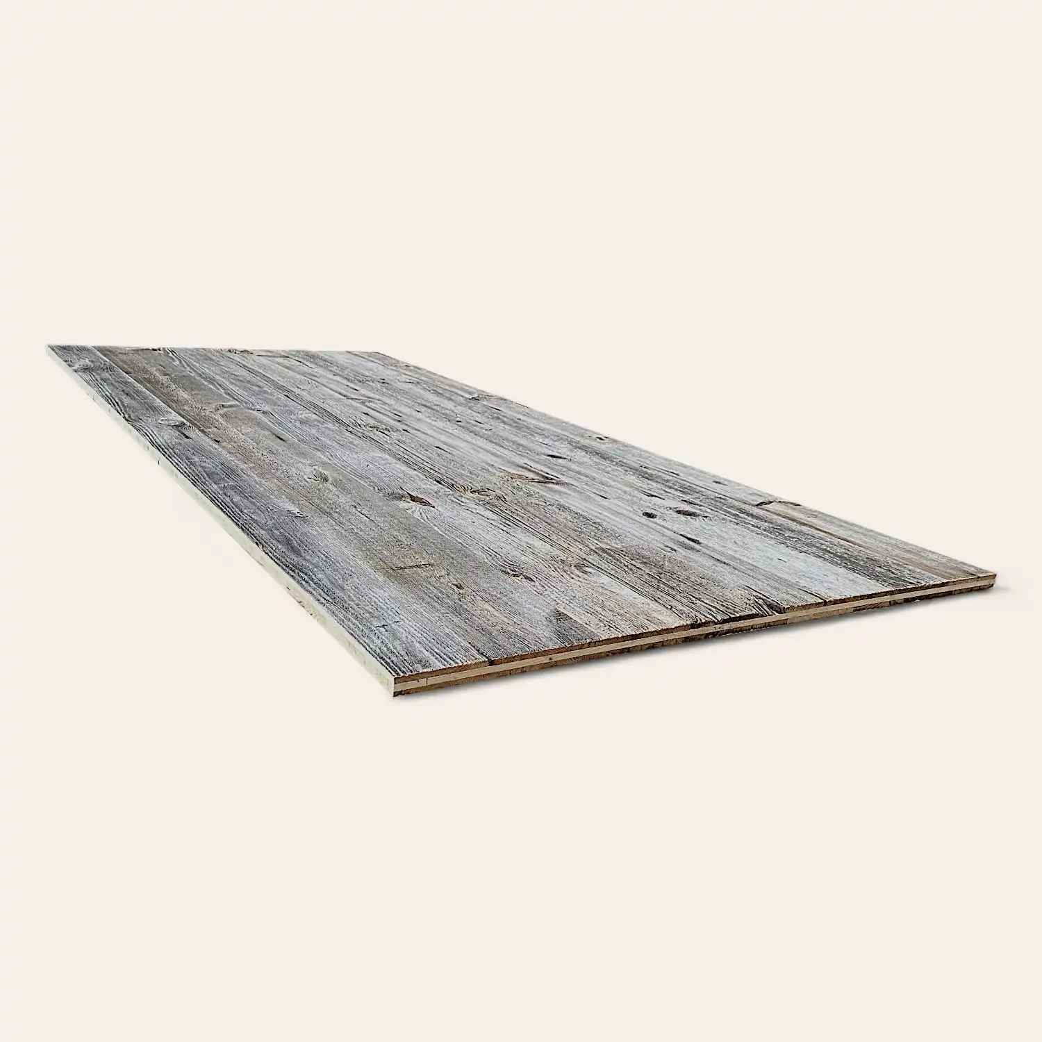  Une planche de bois plate au fini gris patiné, placée sur un fond blanc uni, est fabriquée à partir de vieux bois. 