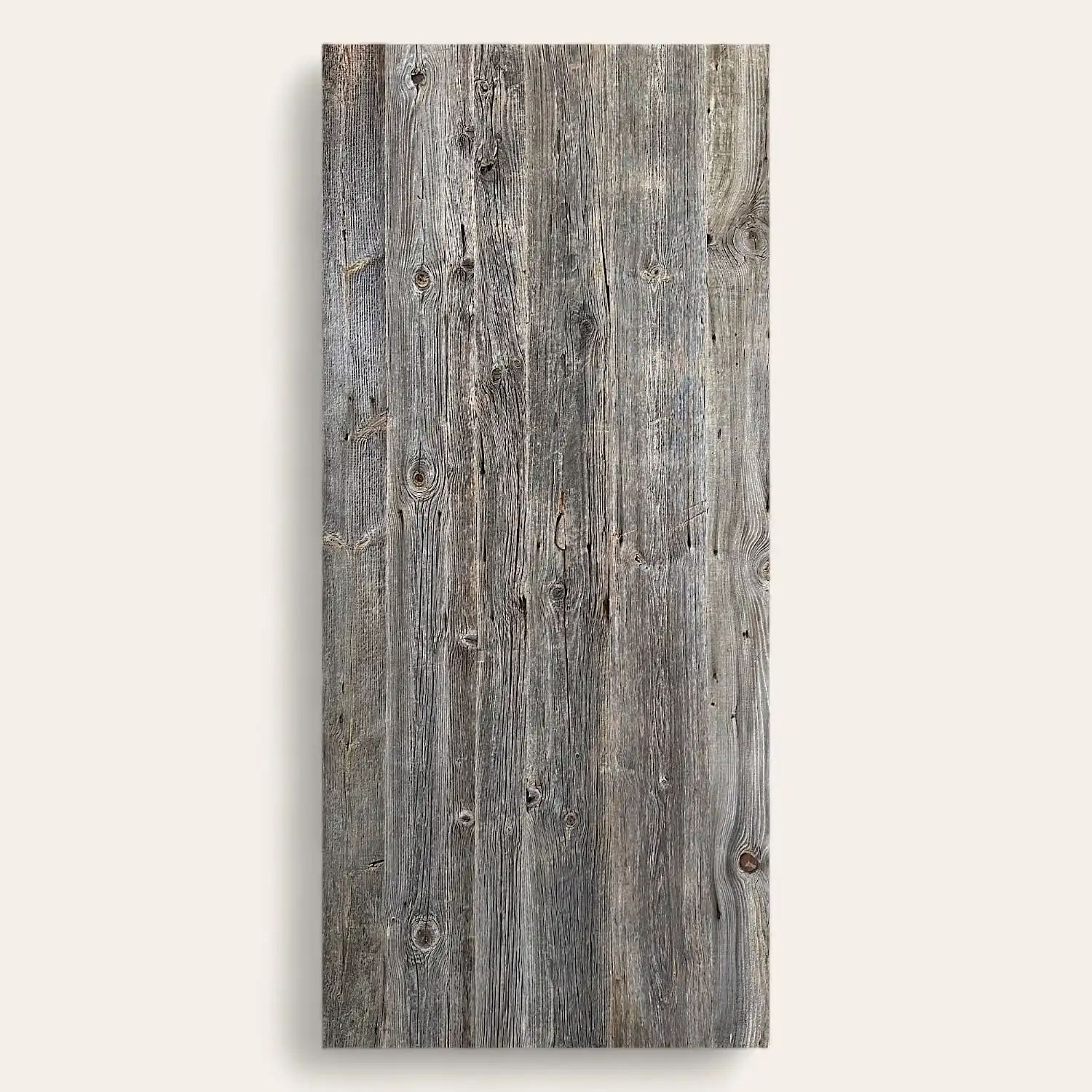  Image verticale d'un panneau 3 plis bois vieux, mettant en valeur des nœuds et des lignes naturelles avec des textures patinées et un grain visible. 