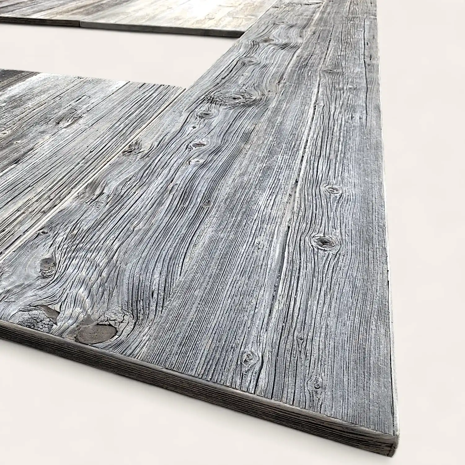  Gros plan d'une planche de bois gris texturé avec des motifs de grain de bois détaillés sur un panneau vieilli à 3 épaisseurs. 