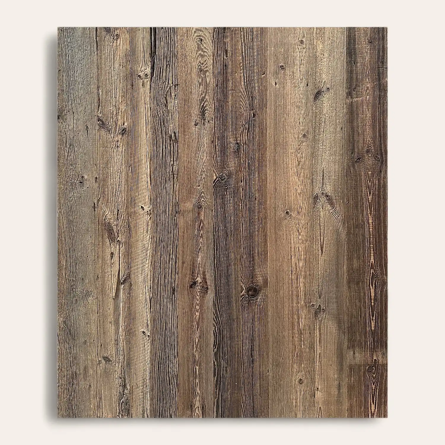  Planches de bois patinées avec grain et nœuds visibles, disposées verticalement en panneau 3 plis. 