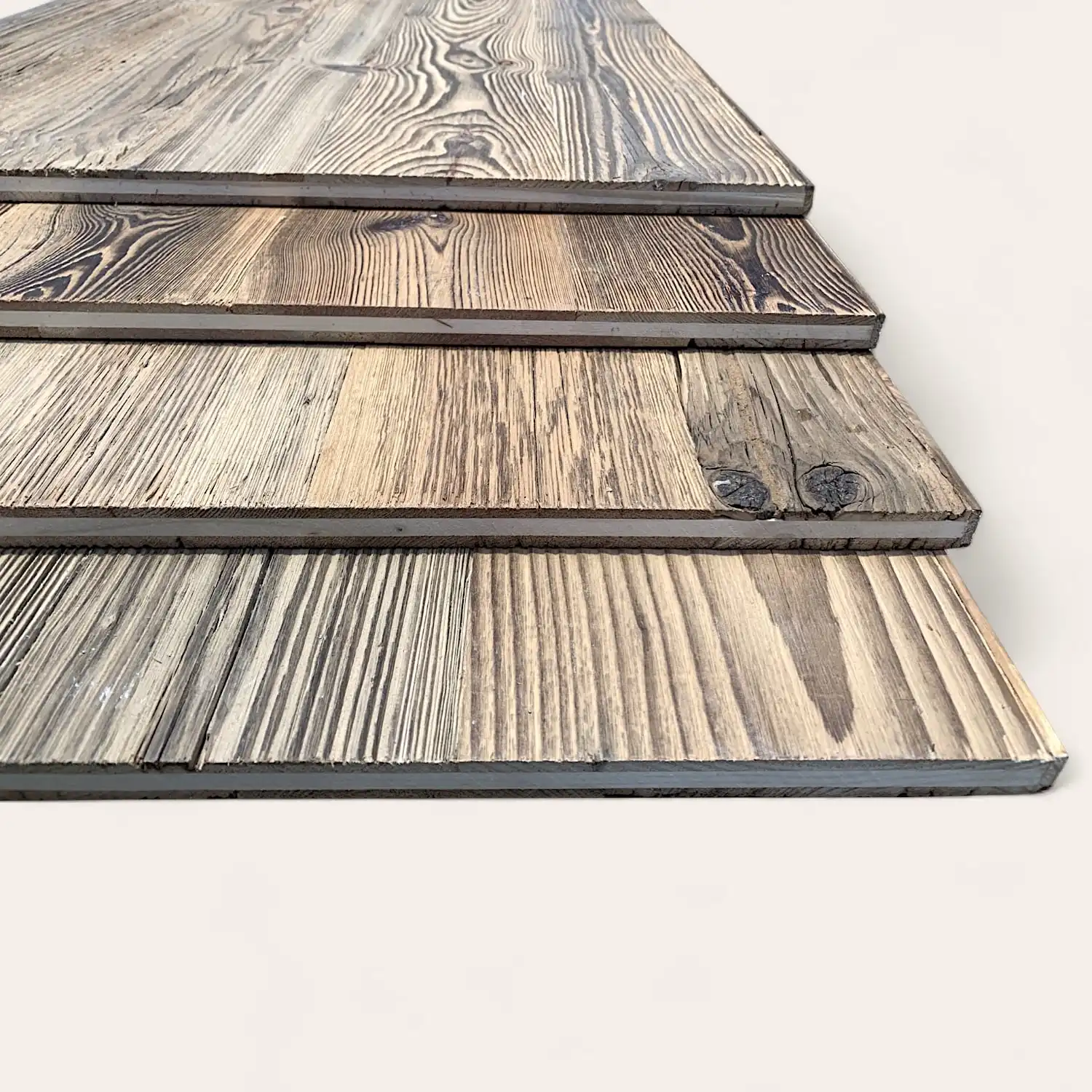  Planches de bois assorties avec des motifs et des finitions de grain variés, y compris des panneaux vieux bois, disposées en quinconce sur un fond clair. 