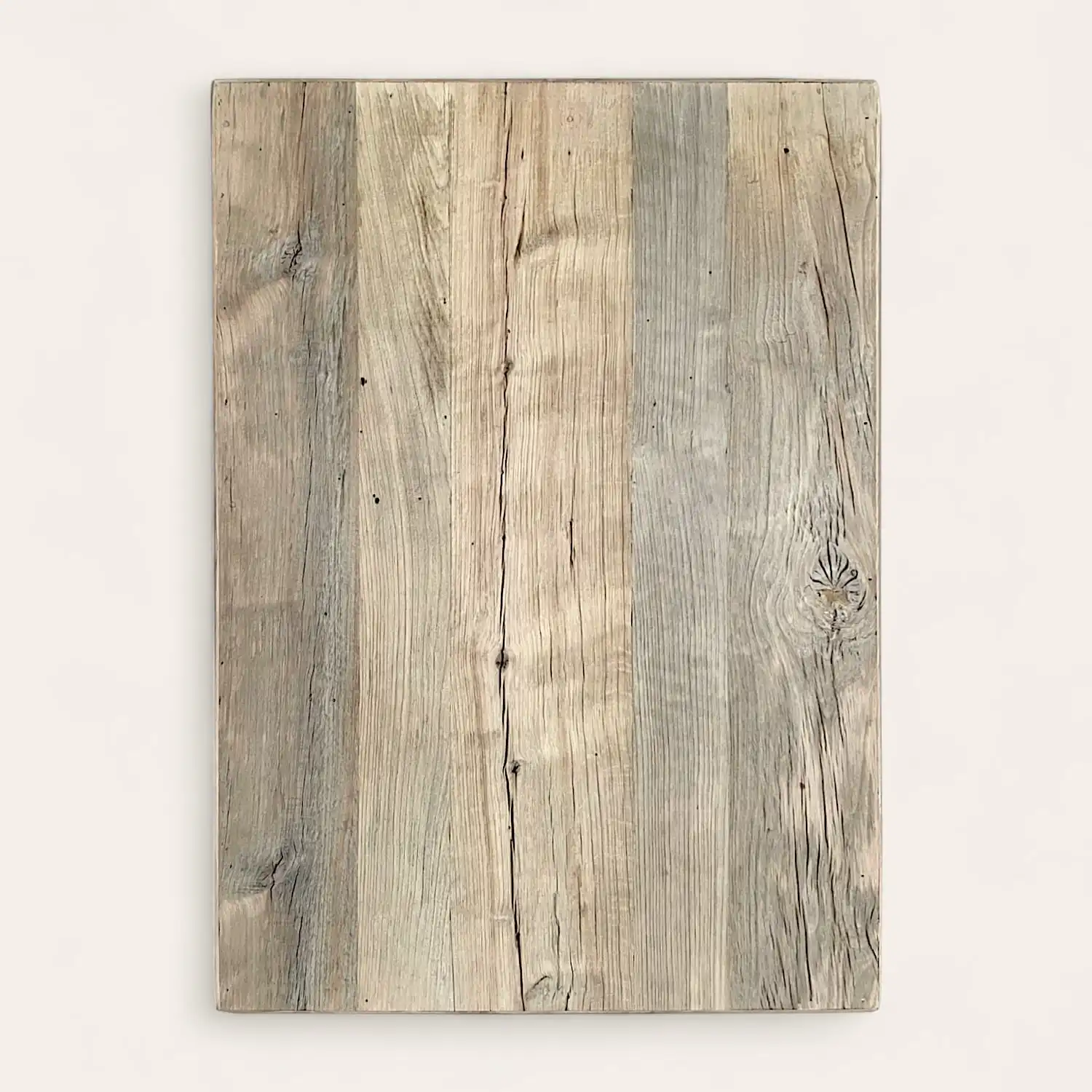  Un panneau de bois au grain apparent et à l'aspect naturel patiné, monté sur un mur blanc se transforme en panneau 3 plis vieux bois. 