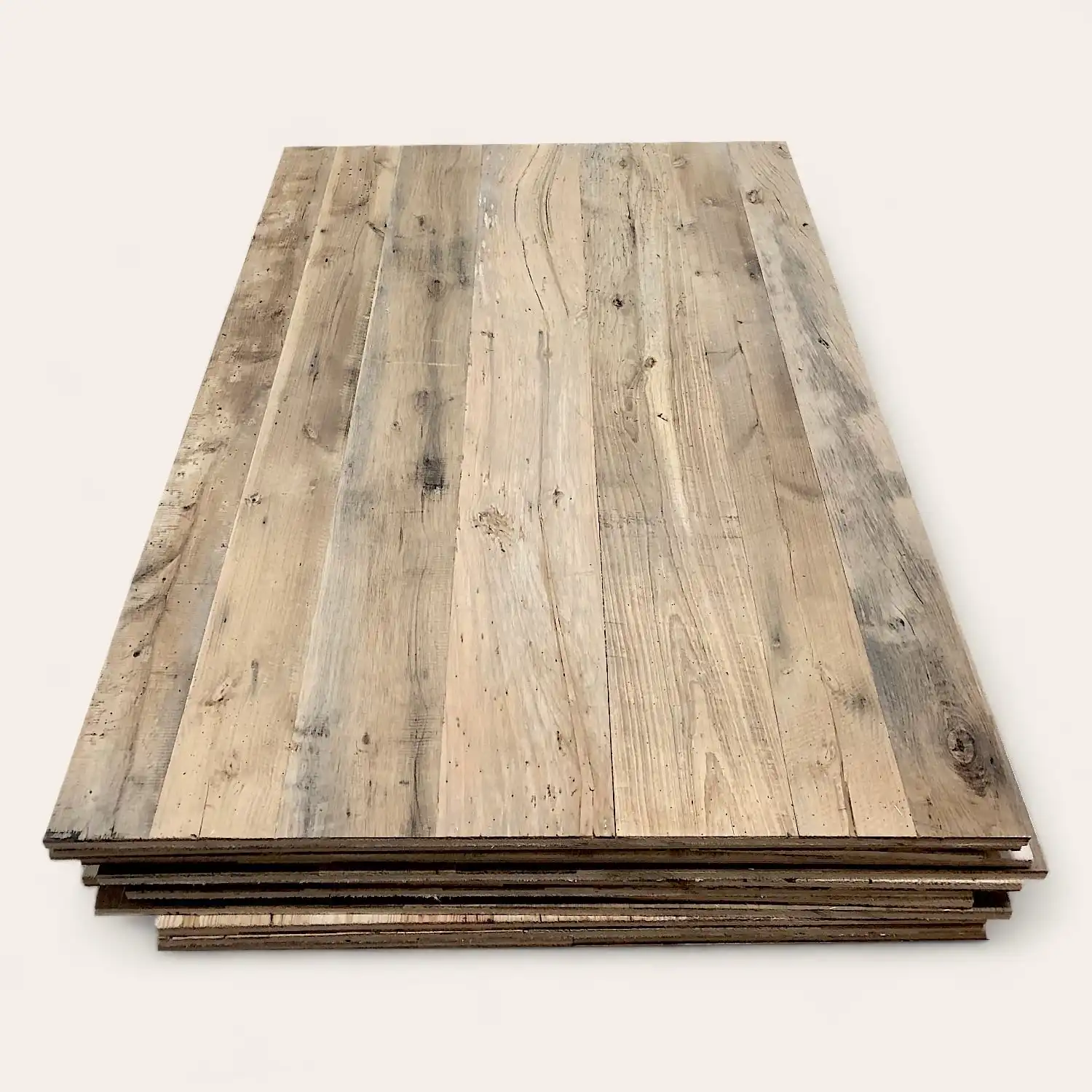  Pile de planches de parquet stratifié avec une finition naturelle à grain de bois clair, vue de côté sur un fond blanc. Les panneaux sont conçus dans le style des « panneaux vieux bois ». 