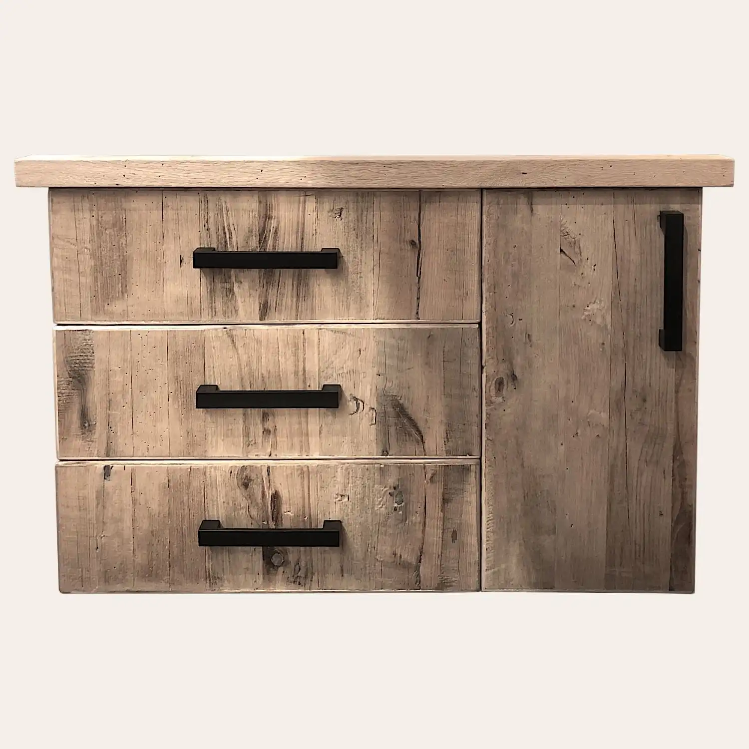  Une étagère flottante en bois comportant trois tiroirs avec des poignées horizontales noires sur un fond neutre, fabriquée à partir de panneaux vieux bois. 