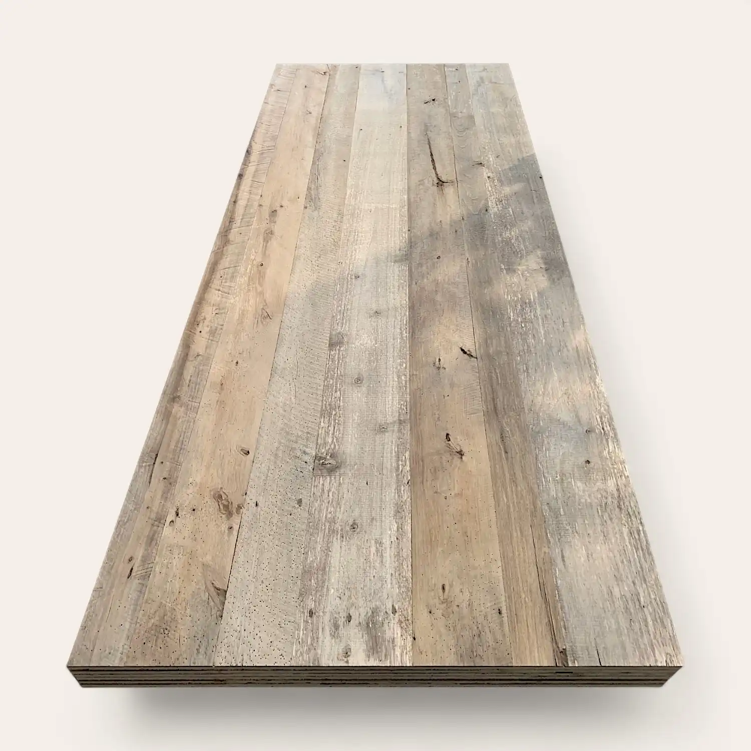  Un plateau de table rectangulaire en bois avec des planches patinées variant en couleur et en texture sur fond blanc, fabriqué à partir de panneaux de vieux bois. 