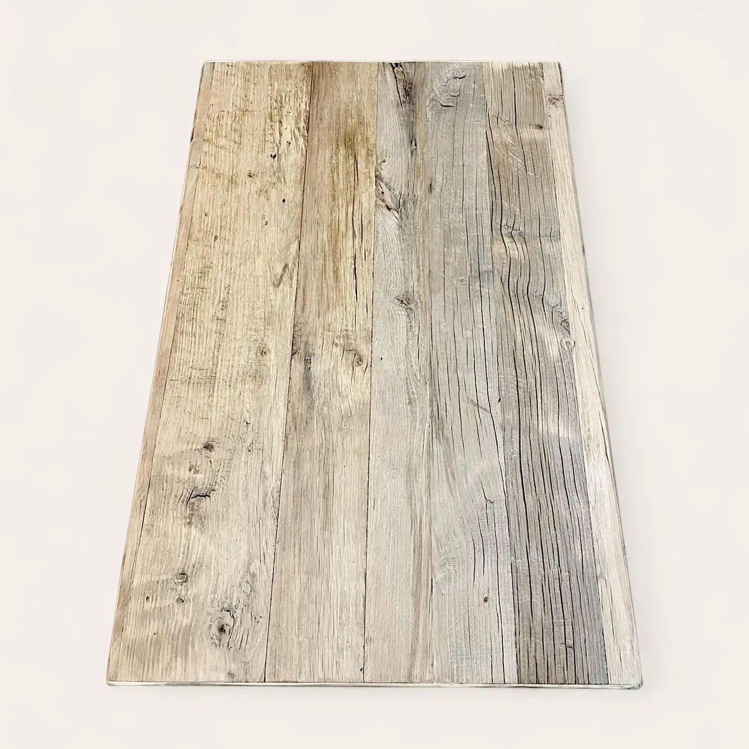  Une planche de bois rectangulaire aux motifs de textures délavées et patinées, posée sur un fond blanc, est un exemple classique de « panneaux vieux bois ». 