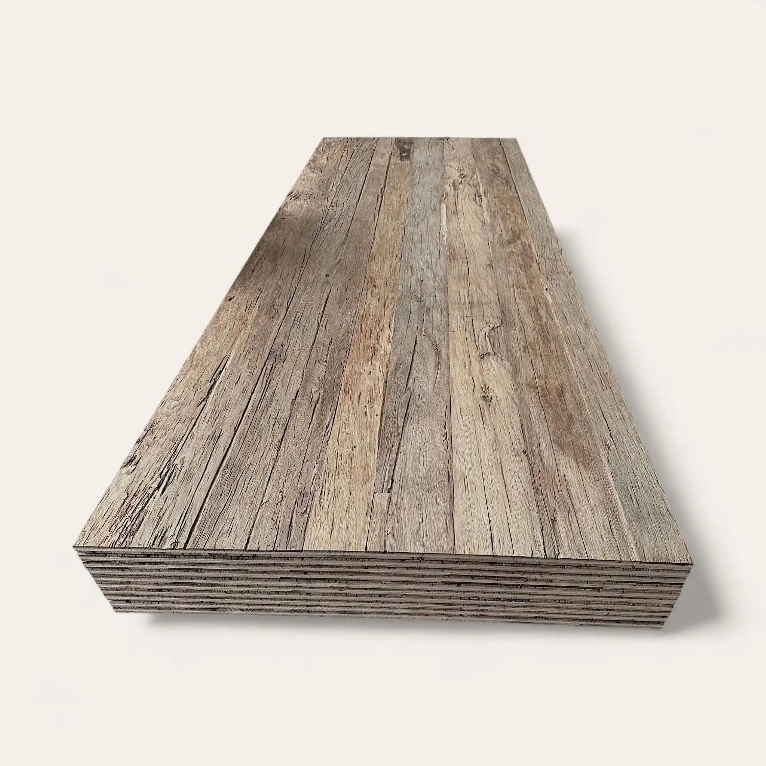  Une pile de planches de bois patinées disposées en perspective sur un fond blanc. 