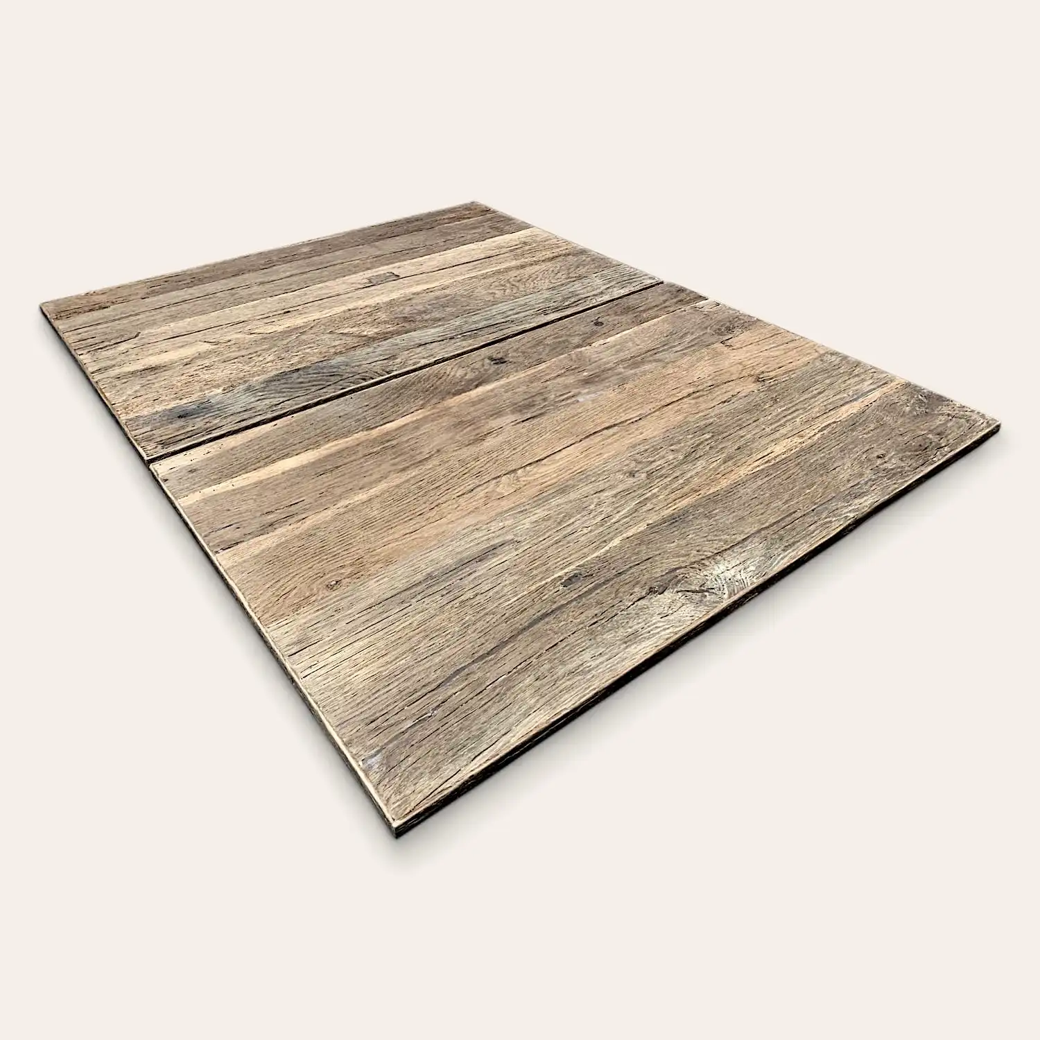  Revêtement de sol stratifié Panneaux en vieux bois avec grain et texture visibles, certains panneaux sont détachés montrant comment ils s'emboîtent. 