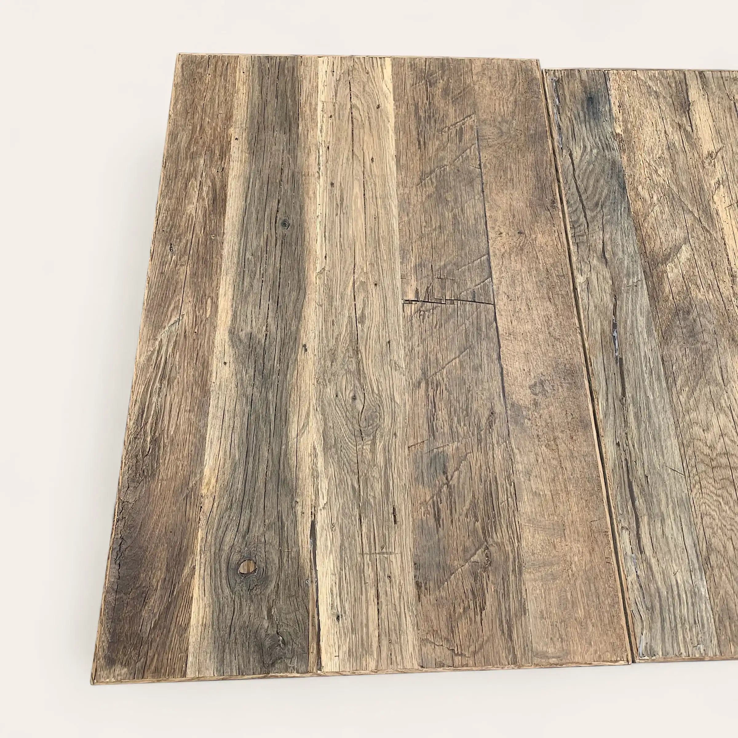  Trois planches de bois aux textures patinées et aux motifs de grains naturels, appelées « 3 plis vieux bois », sont alignées côte à côte sur un fond blanc. 