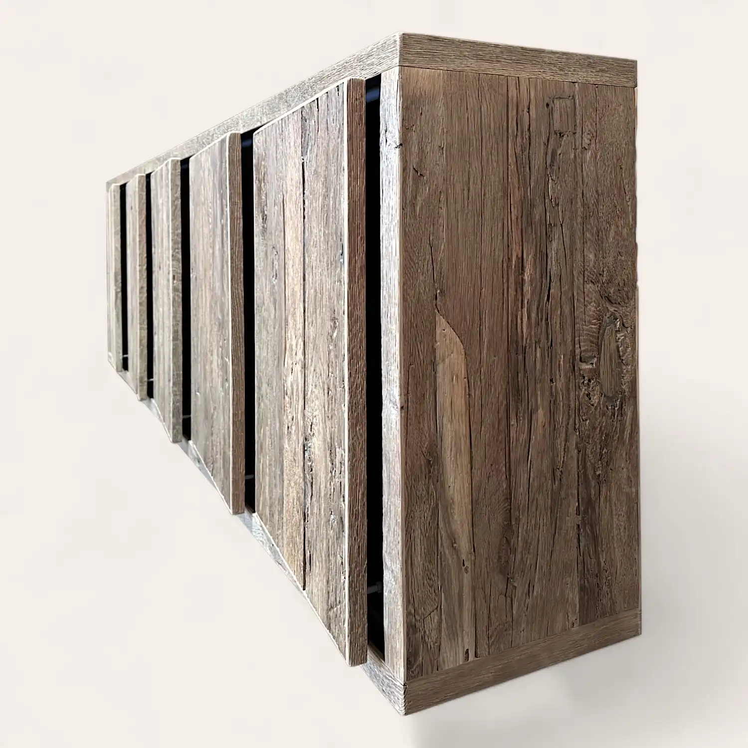  Une série de panneaux de bois verticaux disposés en rangée, créant un motif texturé et répétitif sur un fond blanc. 