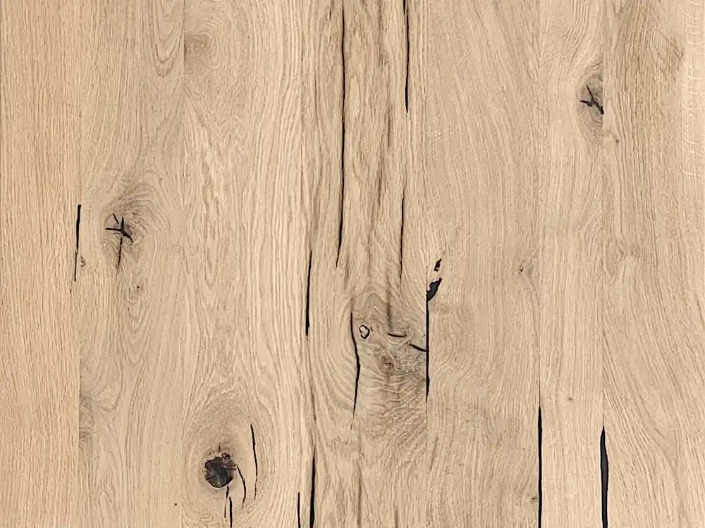 Planches de bois brun clair avec des motifs et des nœuds de grain naturel, mettant en valeur une texture détaillée et de légères variations de couleur dans le style vieux bois.