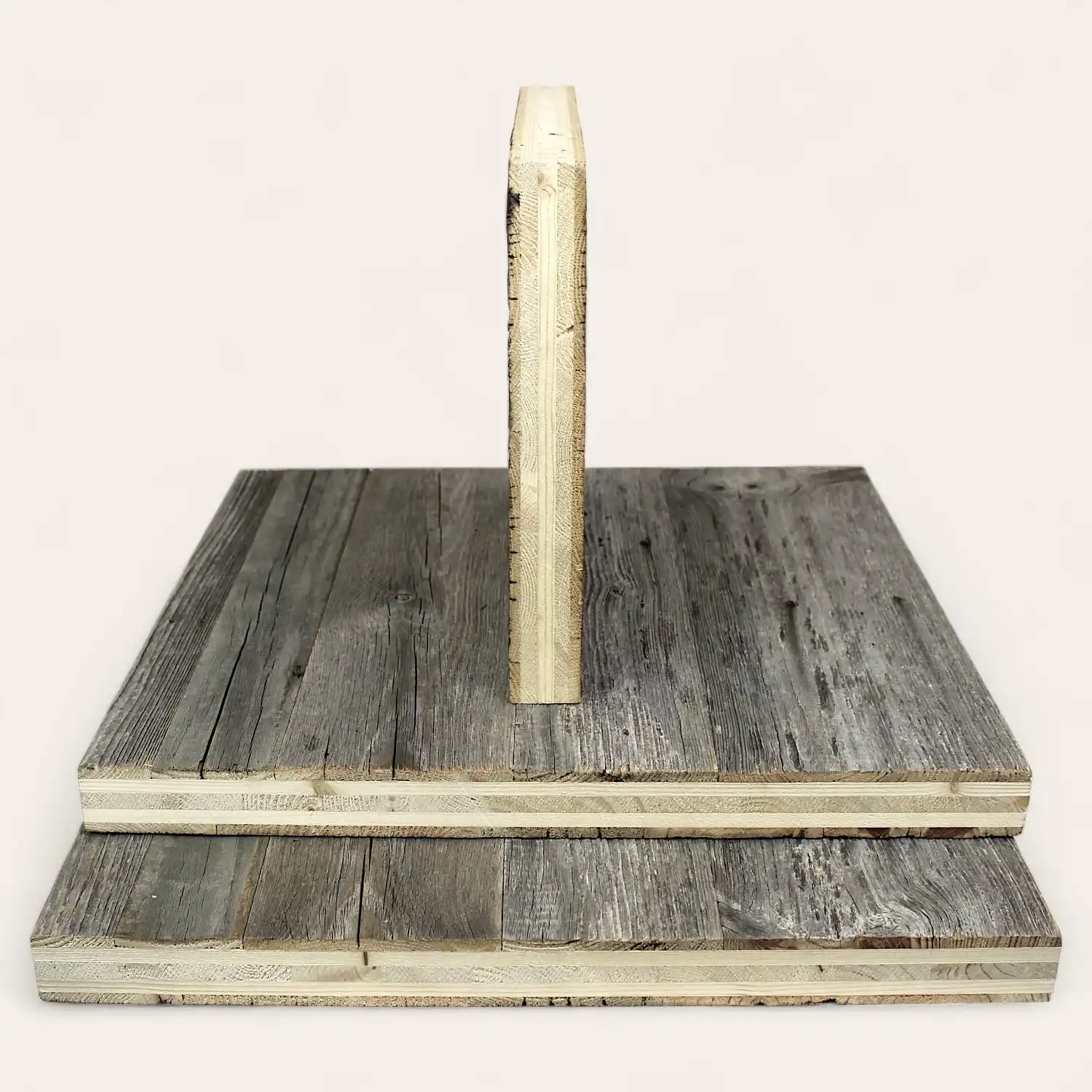  Une base en bois avec une cheville centrale verticale en bois, le tout construit à partir de panneaux de vieux bois avec une finition gris patiné. 
