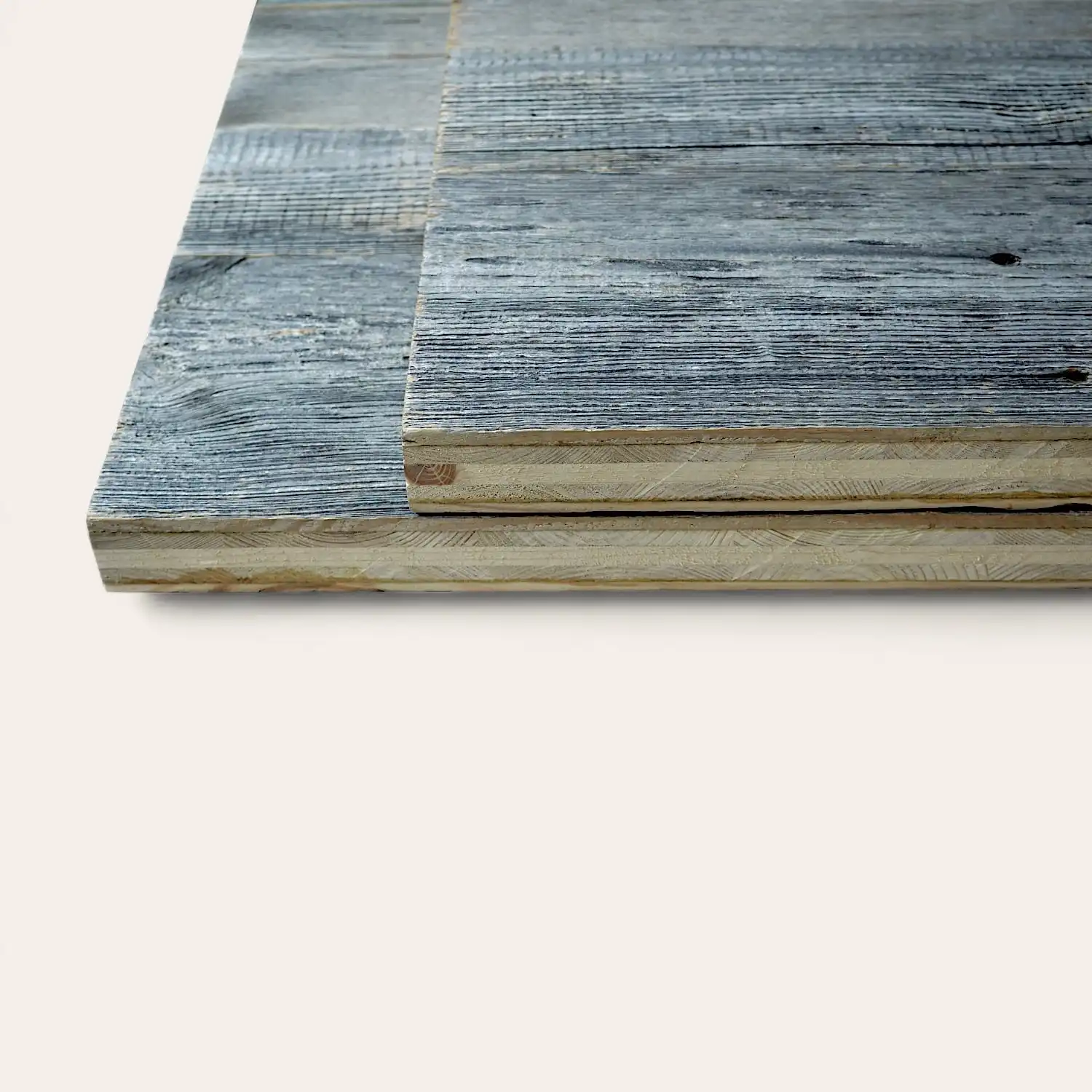  Une pile de planches de bois patinées avec une finition bleu délavé sur fond blanc, étiquetées 
