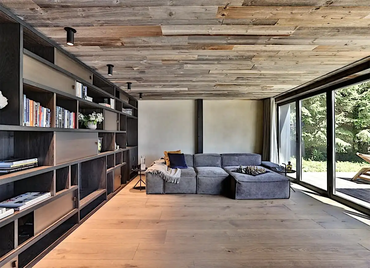 Salon moderne avec planchers en bois et plafond 