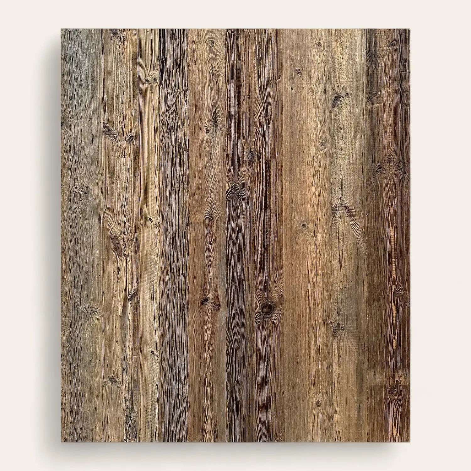  Une photo en gros plan d'un panneau de vieux bois texturé à 5 plis comportant des planches verticales avec des nœuds et des détails de grain visibles. 