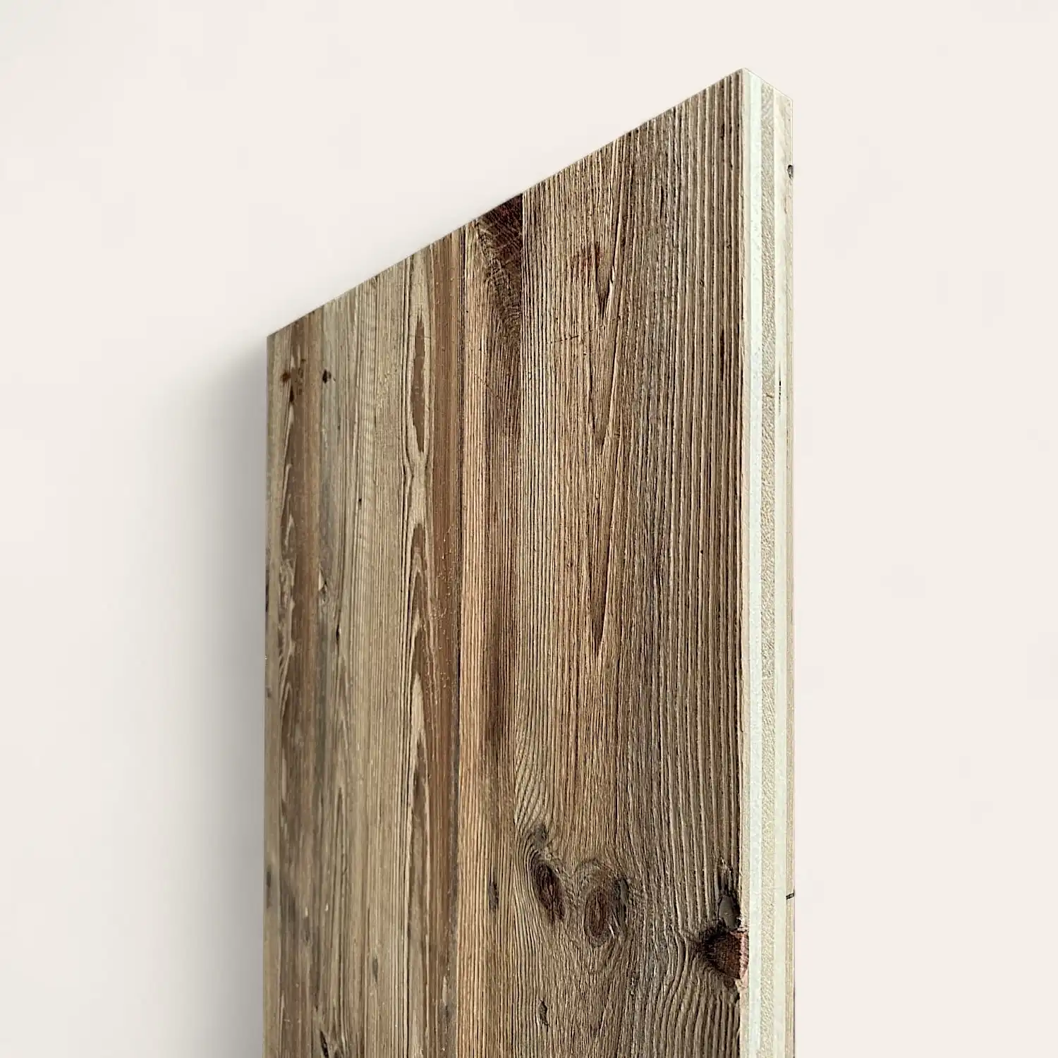  Vue latérale d'un panneau 5 plis monté sur un mur blanc, montrant les grains de bois et les imperfections naturelles. 